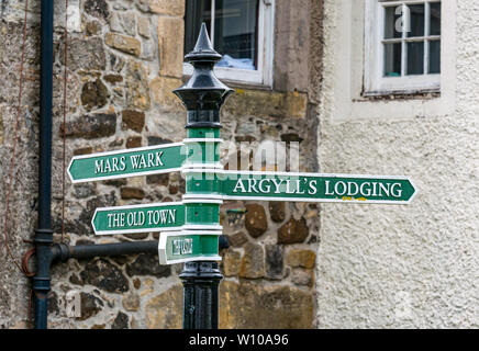 Direzione turistica indicaing signpost Argyll's Lodging e il Castello di Stirling, Stirling, Città Vecchia, Scotland, Regno Unito Foto Stock