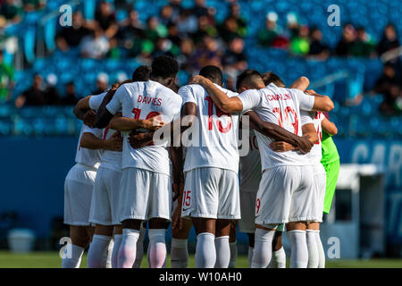 Charlotte, NC, Stati Uniti d'America. Il 23 giugno, 2019. Canada huddles prima dell'inizio del 2019 Gold Cup match presso la Bank of America Stadium di Charlotte, NC. (Scott Kinser) Credito: csm/Alamy Live News Foto Stock