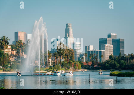 Il Los Angeles skyline e lago a Echo Park a Los Angeles, California Foto Stock