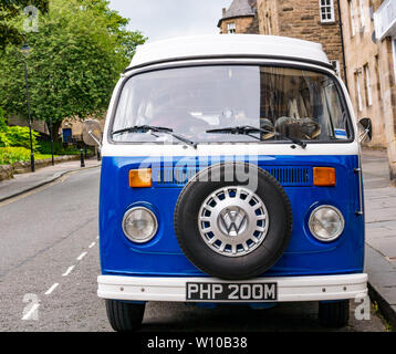 1973 camper parcheggiati sulla strada, Stirling, Scozia, Regno Unito Foto Stock