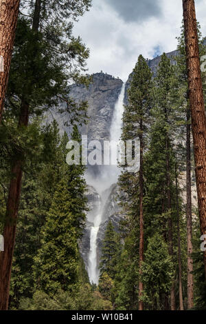 Yosemite Falls nel Parco Nazionale di Yosemite in California, Stati Uniti d'America Foto Stock