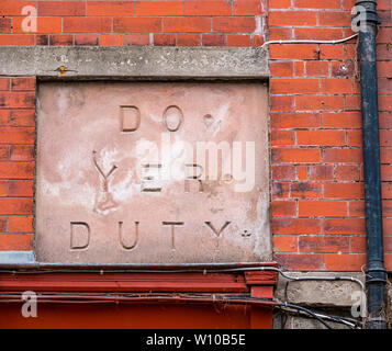 Insolito motto scolpito iscrizione Fare Yer Dazio, su John Allan architetto scozzese edificio di mattoni, Friar's Wynd, Stirling, Scozia, Regno Unito Foto Stock