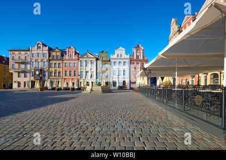 Colorate facciate rinascimentali di vecchi edifici e fontana di Nettuno sulla piazza Maket a Poznan, Polonia Foto Stock