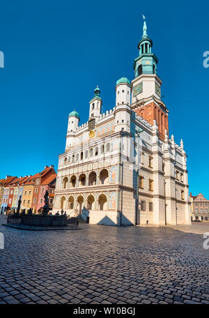 Tradizionale architettura di Polonia, Poznań Municipio su un luminoso giorno in estate Foto Stock