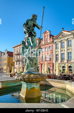 Fontana di Nettuno e le variopinte facciate di antichi edifici sulla piazza Maket a Poznan, Polonia Foto Stock