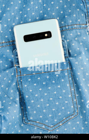 New york, Stati Uniti d'America - 28 Giugno 2019: Samsung Galaxy S10 nella tasca della camicia vista posteriore con telecamera tripla Foto Stock