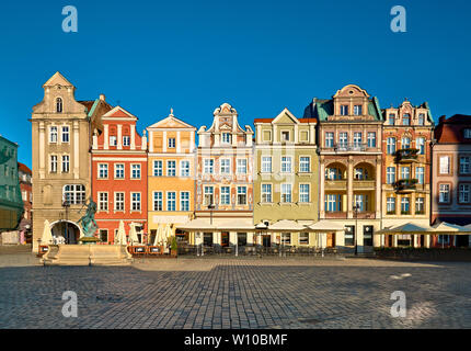 Colorate facciate rinascimentali di vecchi edifici sulla piazza Maket a Poznan, Polonia Foto Stock