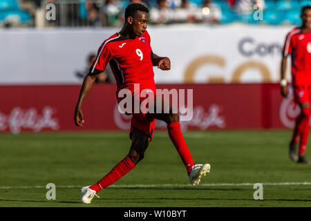 Charlotte, NC, Stati Uniti d'America. Il 23 giugno, 2019. Cuba avanti Maykel Reyes (9) durante il 2019 Gold Cup match presso la Bank of America Stadium di Charlotte, NC. (Scott Kinser) Credito: csm/Alamy Live News Foto Stock