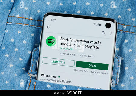 New york, Stati Uniti d'America - 28 Giugno 2019: installare Spotify applicazione sulla schermata dello smartphone vicino la vista nella tasca della camicia Foto Stock