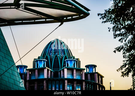 Singapore - Giu 10, 2019: l'edificio verde hotel entro Resorts World Sentosa sull'Isola di Sentosa, Singapore. Foto Stock