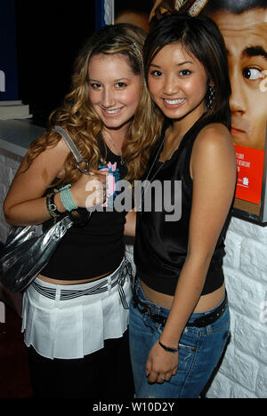 Ashley Tisdale & Brenda Song al 'Harold & Kumar vanno al castello bianco' evento promozionale tenutasi il Sunset Strip in West Hollywood, CA. L'evento ha avuto luogo giovedì, 22 luglio 2004. Foto di: SBM / PictureLux - Tutti i diritti riservati - Riferimento File # 33790-7271SBMPLX Foto Stock