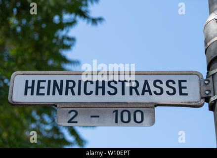 Darmstadt, Germania. Il 28 giugno, 2019. Un cartello con la scritta "Heinrichstrasse' appeso su un lampione. Per quattro settimane e ora, due principali arterie di traffico a Darmstadt sono state chiuse per molti motori diesel e vecchi motori a benzina a causa di un eccessivo l'inquinamento da ossido di azoto. Diverse centinaia di piloti sono stati placcati a causa di una velocità troppo elevata in una delle due strade della città che erano in realtà non è permesso di guidare più qui. (Zu dpa 'centinaia di driver di ignorare i divieti in Darmstadt'). Credito: Sila Stein/dpa/Alamy Live News Foto Stock