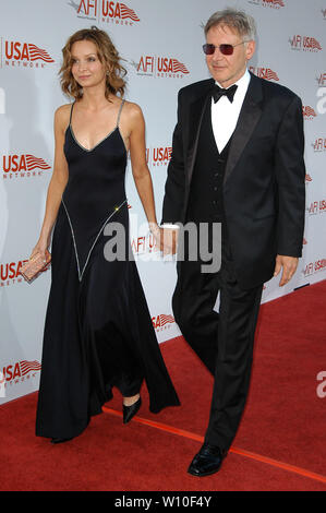 Calista Flockhart e Harrison Ford alla trentatreesima AFI Life Achievement Award: un omaggio a George Lucass tenutosi presso il Kodak Theatre di Hollywood, CA. L'evento ha avuto luogo giovedì 9 giugno, 2005. Foto di: SBM / PictureLux - Tutti i diritti riservati - Riferimento File # 33790-5878SBMPLX Foto Stock