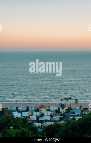 Vista tramonto sull'oceano Pacifico in Pacific Palisades, Los Angeles, California Foto Stock