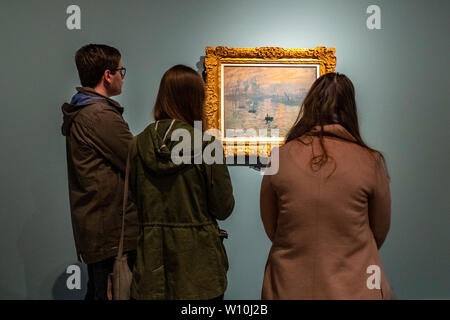 I visitatori a Claude Monet mostra all interno della Galleria Nazionale dell'Australia a Canberra, ACT, Australia. È sul display dal 7 Giugno al 1 settembre Foto Stock