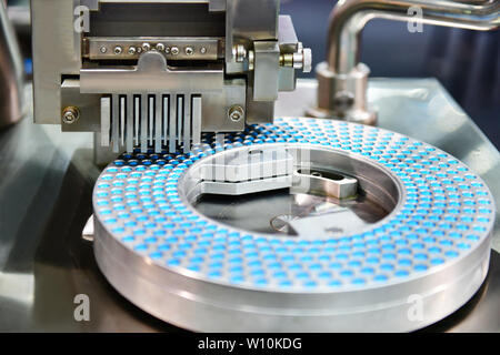 Capsula blu medicina pillola linea di produzione farmaceutica industriale concetto. Foto Stock