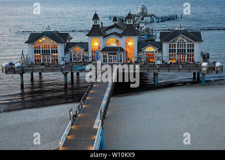 Illuminata pier Sellin nella luce della sera, Baltico seaside resort Sellin, isola di Rügen, Meclemburgo-Pomerania, Germania Foto Stock