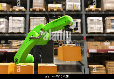 Robot industriale tenendo una casella operando una macchina robot con un pannello di controllo sul magazzino ripiani sfondo Foto Stock