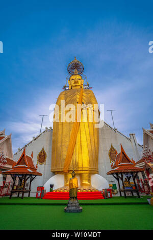 Un golden Buddha alto permanente al Wat Intharawihan.Questo 32 metri e alto 10 piedi largo il Buddha è il più grande del suo genere in tutto il mondo. Wat Intharawihan Foto Stock