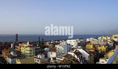 Vista su Puerto de la cruz sull'isola di Tenerife Foto Stock