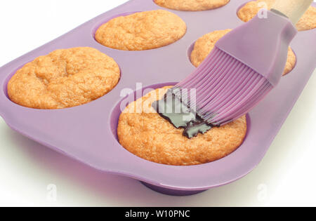 Freschi di forno muffin alla carota in stampo in silicone e di colata di cioccolato dolce. Deliziosi dessert concept Foto Stock