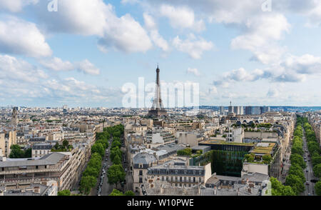 La città di Parigi in Francia con la torre Eiffel iconica e simbolo della Francia in estate Foto Stock