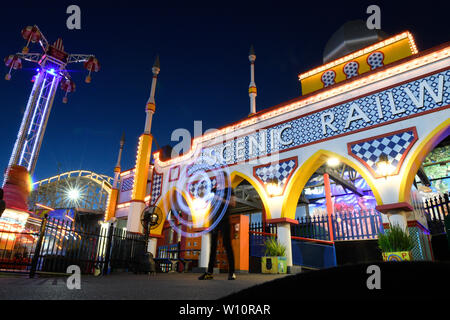 I colori vivaci di un parco di divertimento di notte (Luna Park) Foto Stock