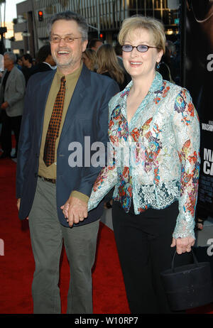 Jonathan Demme & Meryl Streep presso il Los Angeles Premiere di 'Il candidato Manchurian" tenutasi presso l'Accademia delle Arti e delle scienze cinematografiche di Beverly Hills, CA. L'evento ha avuto luogo giovedì, 22 luglio 2004. Foto di: SBM / PictureLux - Tutti i diritti riservati - Riferimento File # 33790-5735SBMPLX Foto Stock