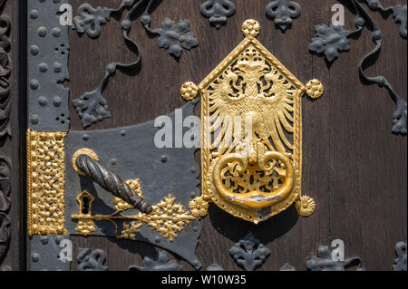 Ornano la maniglia dello sportello e respingente addolorato oro sulle porte del municipio della città vecchia di Francoforte, Germania Foto Stock