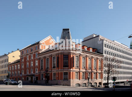 Oslo, Norvegia - Mar 27 2018 : Bivio con architettura building con cielo blu al mattino Foto Stock