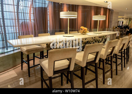 Hong Kong, Cina - 04 Maggio 2018 : il marmo tavolo da pranzo con sedie di legno in hotel Ristorante Foto Stock