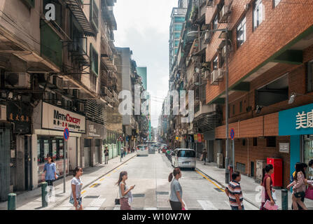 Hong Kong, Cina - 05 Maggio 2018 : turisti attraversando a piedi sul crosswalk al vicolo antico Foto Stock