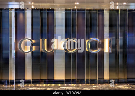 Hong Kong, Cina - 6 Maggio 2018 : anteriore di marca shop negozio di Gucci con lusso moderno design in department store Foto Stock