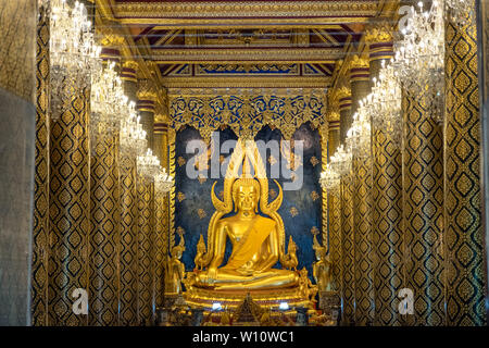 Phutsanulok, Thailandia - Agosto 08 2018 : Phra Phuttha Chinnarat golden statua del Buddha in chiesa con illuminazione a lampada Foto Stock