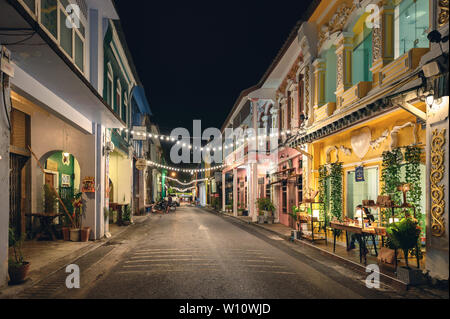 Phuket, Tailandia - 12 dic 2018 : colorato sino alley townhome con negozio e decorazione di illuminazione al mercato notturno, Soi Rommanee Foto Stock