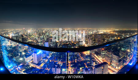 Bangkok, Tailandia - 14 dic 2018 : vista del tetto con edifici e illuminazione luce del traffico di Bangkok di notte Foto Stock