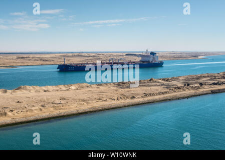 Ismailia, Egitto - 5 Novembre 2017: Petrolio greggio Tanker Nan Lin nave Wan passando il nuovo canale di Suez vicino a Ismailia, Egitto, Africa. Foto Stock