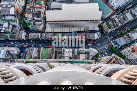 Bangkok, Tailandia - 31 dic 2018 : Vista dall'alto del traffico nella città di Bangkok con affollato di edifici Foto Stock