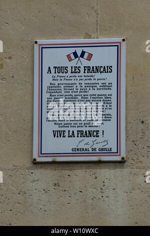 Un segno di smalto riproduzione di un francese di WW2 poster pubblicato da Charles De Gaulle su una parete nel 4 ° arrondissement di Parigi, 24 giugno 2019 Foto Stock