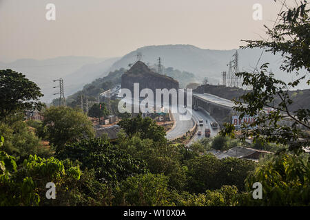 Mumbai-pune expressway da Khandala ghat 14 Mar 2005. La superstrada è una delle strade più trafficate di ghat westarn Maharashtra INDIA Foto Stock