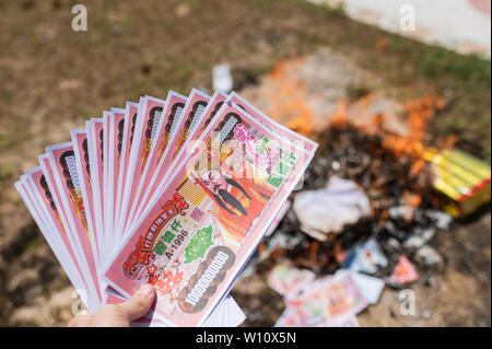 Banca della carta per la masterizzazione è convinzione per il rispetto di antenato cinese qingming in festival Foto Stock