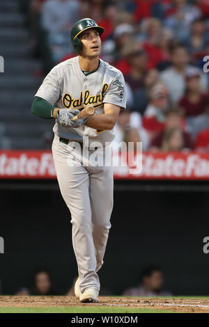 Anaheim, California, USA. Il 28 giugno 2019. Oakland Athletics primo baseman Matt Olson (28) Guarda il suo secondo Omero lasciare il parco durante il gioco tra la Oakland A's e il Los Angeles gli angeli di Anaheim presso Angel Stadium di Anaheim, CA, (foto di Peter Joneleit, Cal Sport Media) Credito: Cal Sport Media/Alamy Live News Foto Stock