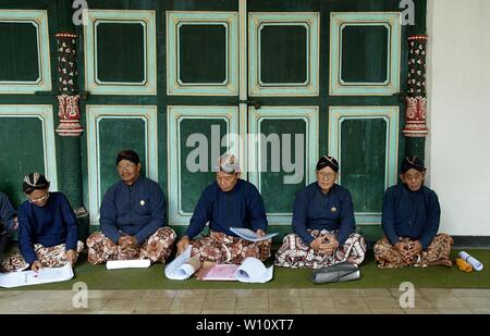 Un gruppo dei maschi di Abdi Dalem in Yogyakarta Palace. Abdi Dalem sono persone che dedicano i loro servizi a re. Foto Stock