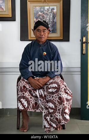 Un maschio di Abdi Dalem in Yogyakarta Palace. Abdi Dalem sono persone che dedicano i loro servizi a re. Foto Stock