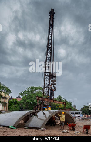 21-giu-2005 curvato prefabbricati in lastra di calcestruzzo alla metropolitana in costruzione Mumbai India Asia Foto Stock