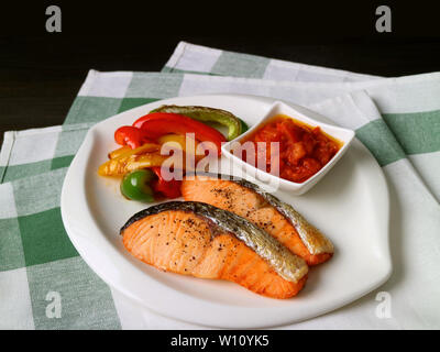 Piastra della casalinga di salmone alla griglia bistecche con verdure colorate Foto Stock