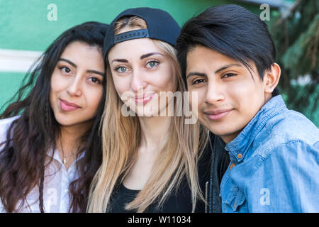 Ritratto di due studenti di sesso femminile e maschile di uno studente di nazionalità diversa, close-up Foto Stock