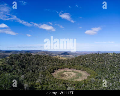 Mt Le Brun, un vulcano estinto, contiene due grandi crateri che formano laghi poco profondi. Coalstoun Il Parco Nazionale dei laghi di Queensland in Australia Foto Stock