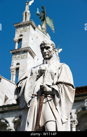 Lucca - Statua di Francesco Burlamacchi (1863) dello scultore Ulisse Cambi. Sullo sfondo la chiesa di San Michele in Foro. Toscana, Italia Foto Stock