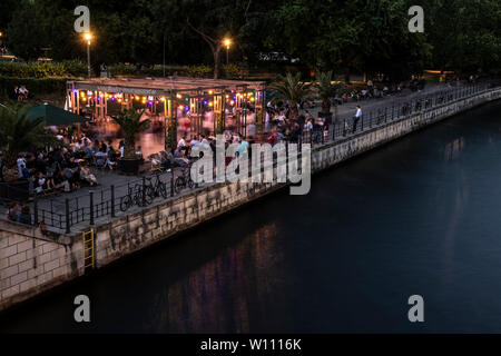 Berlino, Germania. Il 28 giugno, 2019. Numerose persone godetevi la serata al bar sulla spiaggia Mitte presso il Bodemuseum, non lontano dal parco di Monbijou. Le offerte speciali sulle rive del fiume Spree è una pista da ballo dove si può ballare aria aperta a una vasta gamma di stili musicali. Credito: Paolo Zinken/dpa/Alamy Live News Foto Stock